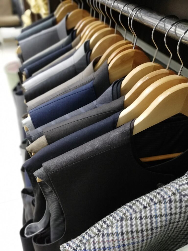 洋服レンタルのサブスクでメンズが利用可能なサービスは？